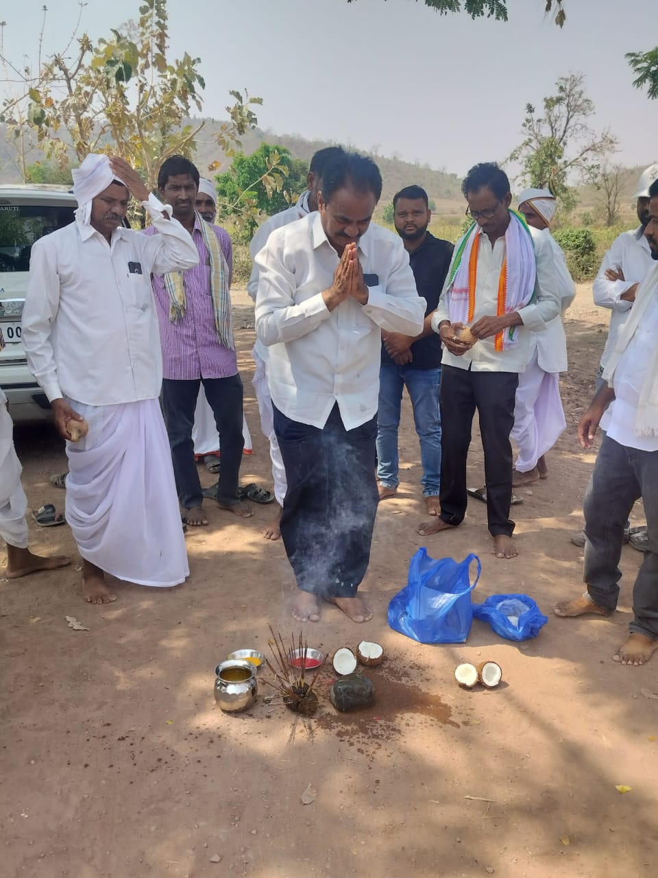సీసీ రోడ్డు పనులు ప్రారంభించిన ఆసిఫాబాద్ జిల్లా డీసీసీ అధ్యక్షులు