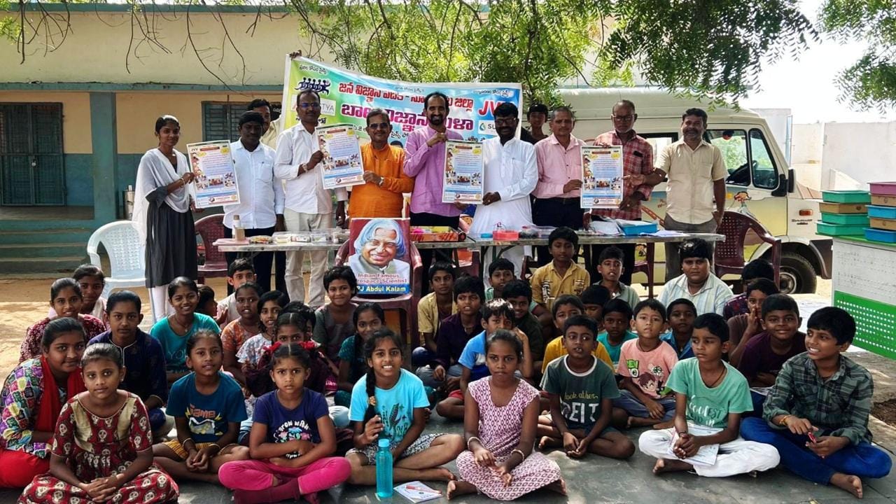 బాల విజ్ఞాన మేళా సమ్మర్ క్యాంపు ను ప్రారంభించిన జన విజ్ఞాన వేదిక జిల్లా అధ్యక్షులు రమేష్ బాబు