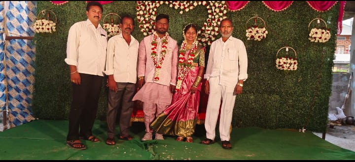 నూతన వధూవరులను ఆశీర్వదించిన మాజీ మార్కెట్ వైస్ చైర్మన్ సదయ్య