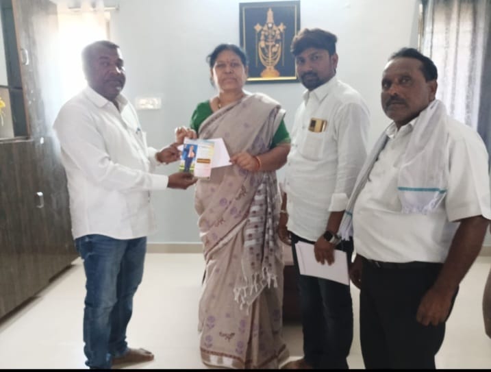 ఎమ్మెల్యే కోవ లక్ష్మిని కలిసిన జైనూర్ అంబేద్కర్ సంఘం నాయకులు