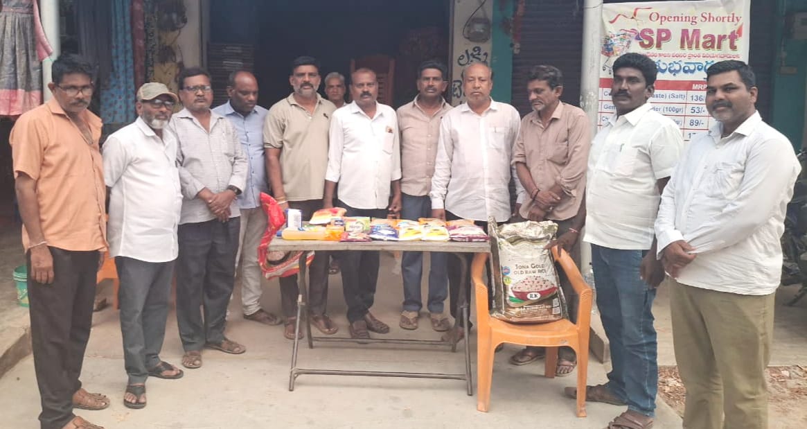 అమ్మ ఫౌండేషన్ ఆధ్వర్యంలో నిత్యవసర సరుకులు పంపిణీ