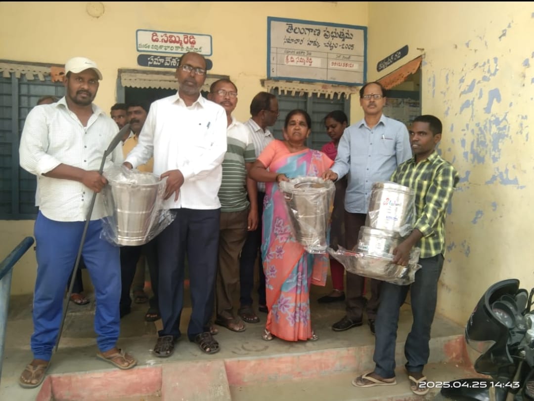 మధ్యాహ్న భోజన వంట పాత్రలను ఏజెన్సీలకు పంపిణి