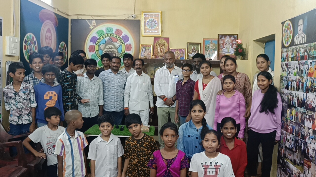 టూ టౌన్ పోలీస్ స్టేషన్ హోంగార్డుగా పనిచేస్తూ 16 సంవత్సరాలుగా ఎన్నో ఆదర్శనీయమైన సేవా కార్యక్రమాలు చేపట్టిన సాయి వినయ్