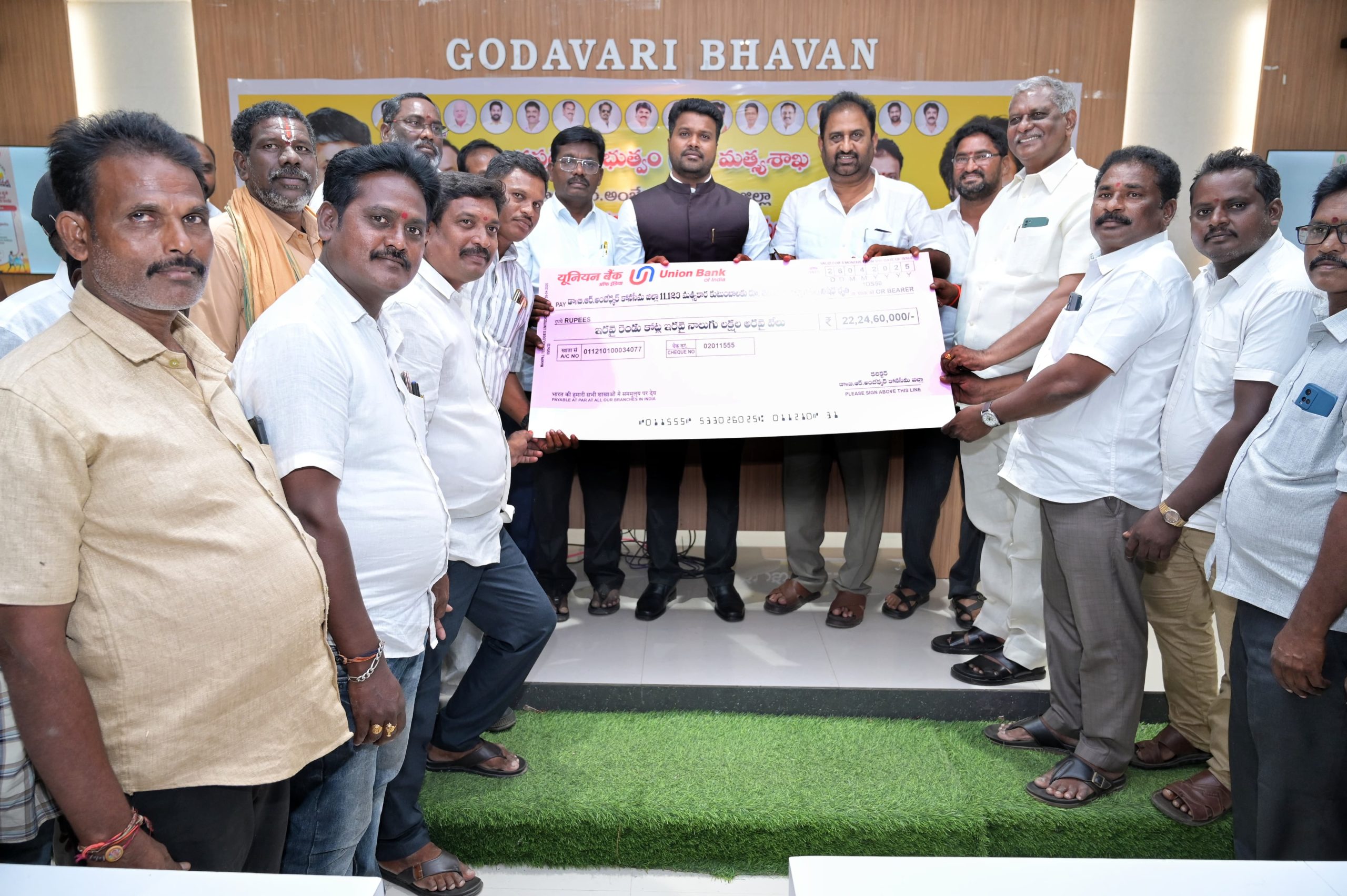 కలెక్టరేట్లో జరిగిన మత్స్యకారుల సేవలో పథకం ప్రారంభోత్సవంలో లబ్ధిదారులకు చెక్కు పంపిణీ