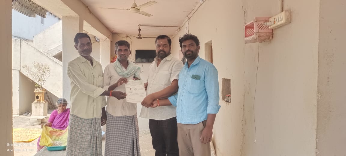లబ్ధిదారుల సీఎంఅర్ఆఫ్ చెక్కు అందజేత