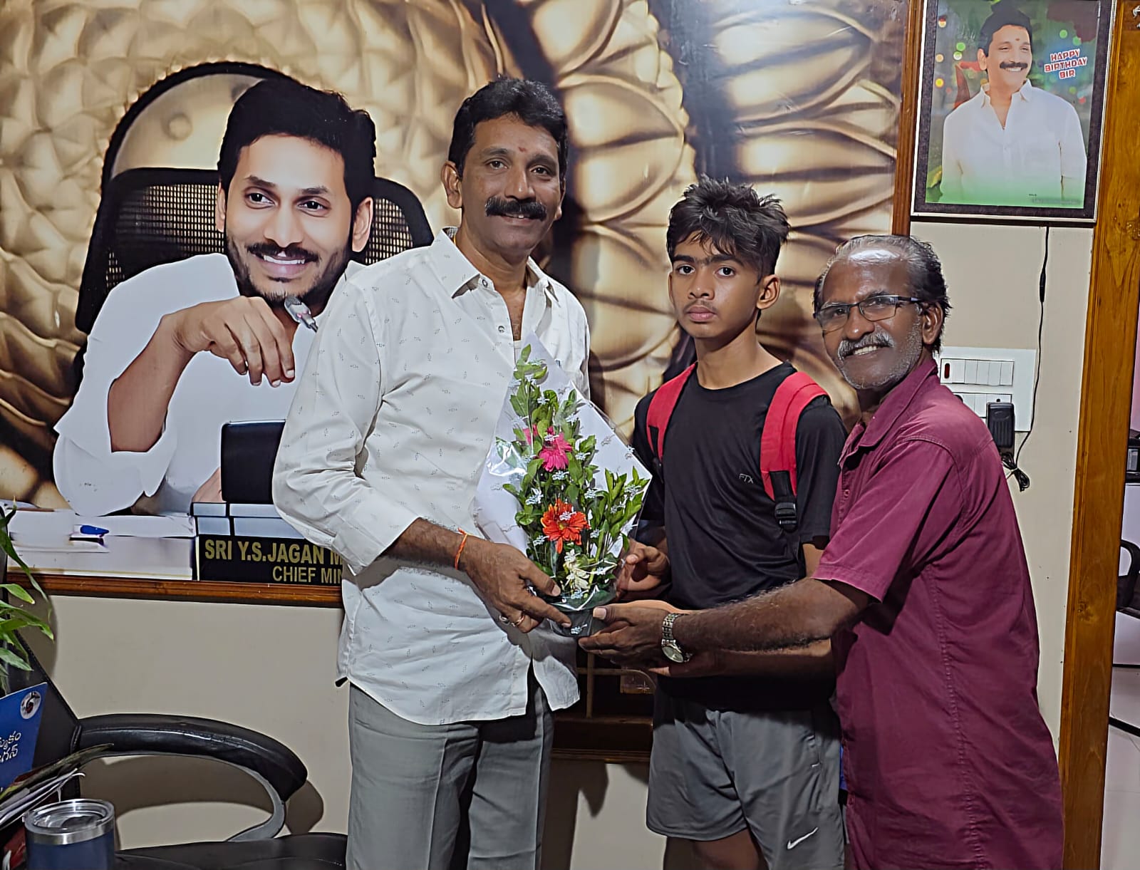 శ్రీధర్ ని అభినందించిన వైయస్సార్ సిపి నాయకులు వంటెద్ది వెంకయ్య నాయుడు