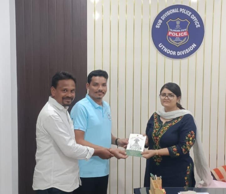 ఆదిలాబాద్ జిల్లా,ఉట్నూర్ అడిషనల్ ఎస్పీ కాజల్ నీ మర్యాదపూర్వకంగా కలిసిన హైమన్ డార్ఫ్ యూత్ గౌరవ అధ్యక్షులు కనక వెంకటేశ్వర్ రావ్,