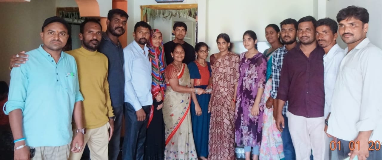 చిన్ననాటి స్నేహితురాలికి ఆర్థిక సహాయం అందజేత
