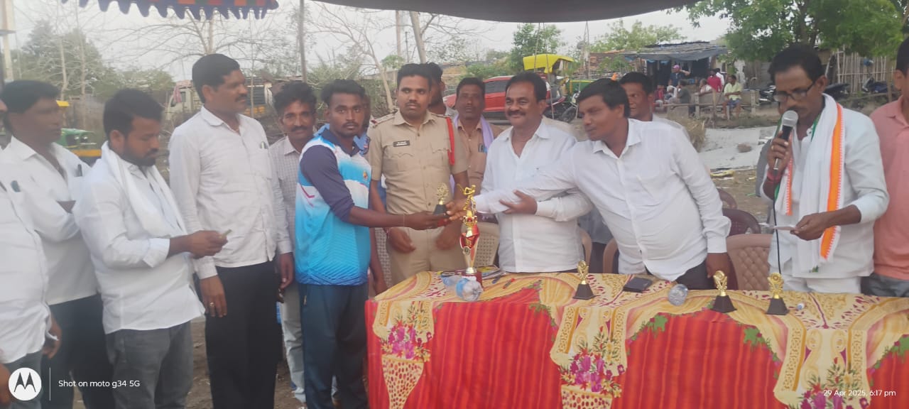 చదువు తో పాటు క్రీడాలలో రానించాలి డీసీసీ అధ్యక్షులు విశ్వప్రసాద్ రావు