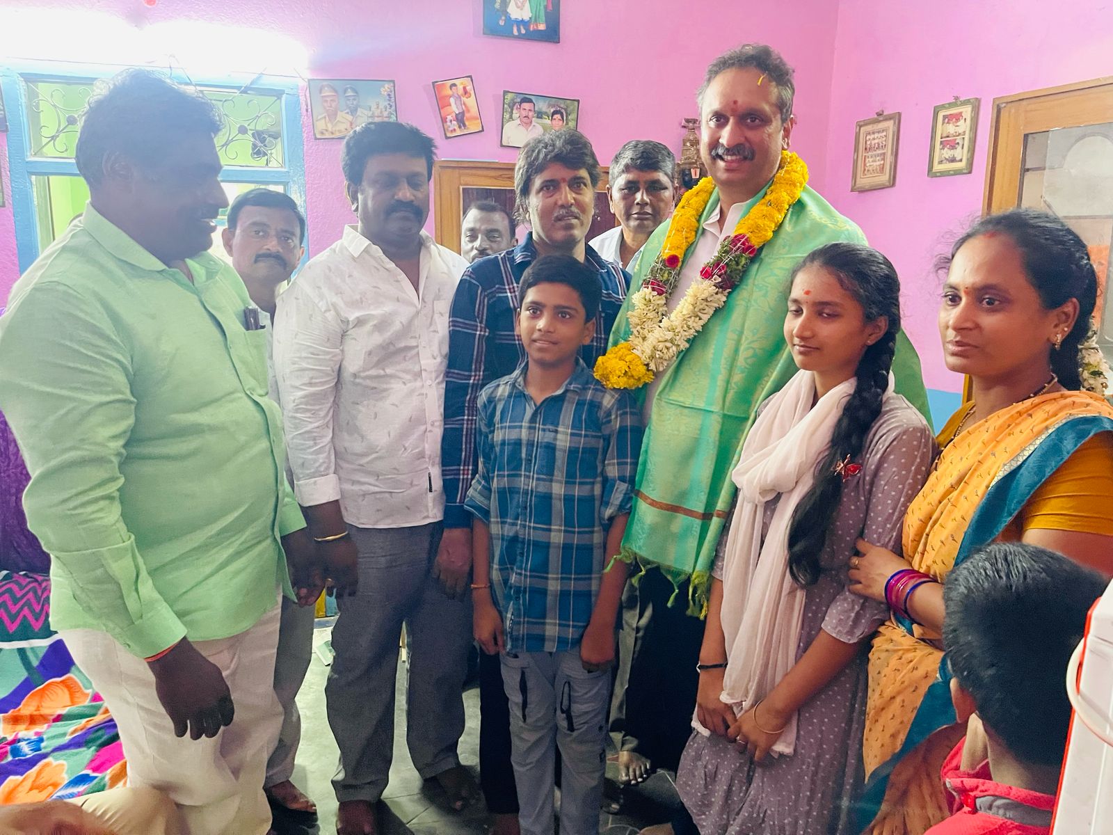 పూల సురేష్ కు ముఖ్యమంత్రి సహాయనిది చెక్ పంపిణీ