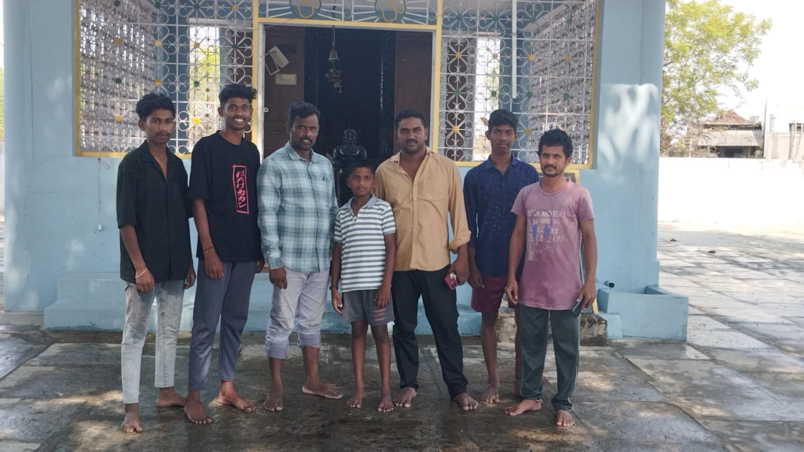 బీరన్న దేవాలయాన్ని శుభ్రపరచిన హనుమాన్ భక్తులు