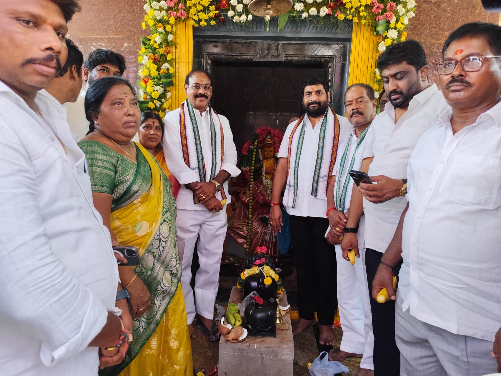 ముత్యాల పోచమ్మ అమ్మవారి విగ్రహ ప్రతిష్ట కార్యక్రమంలో పాల్గొన్న బండి రమేష్ సత్యం శ్రీరంగం