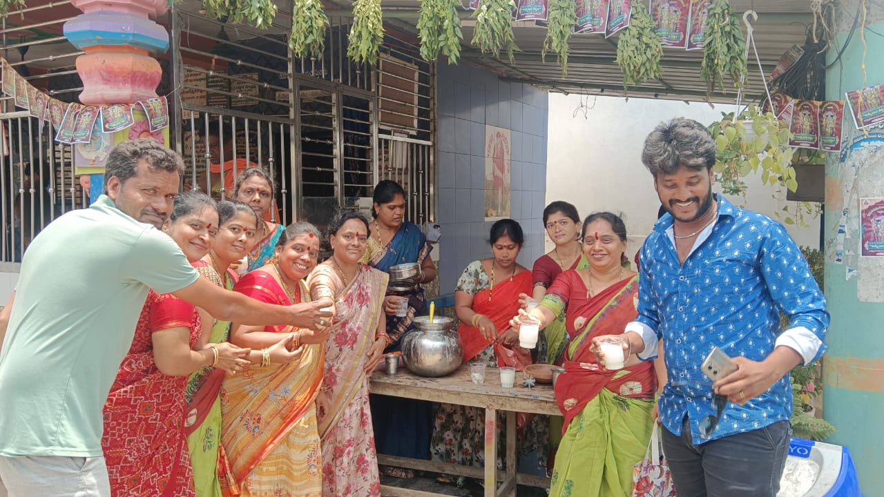 వాసవి కిట్టి మహిళచే సామూహిక కుంకుమ పూజ మావుళ్ళమ్మ తల్లి అమ్మవారికి