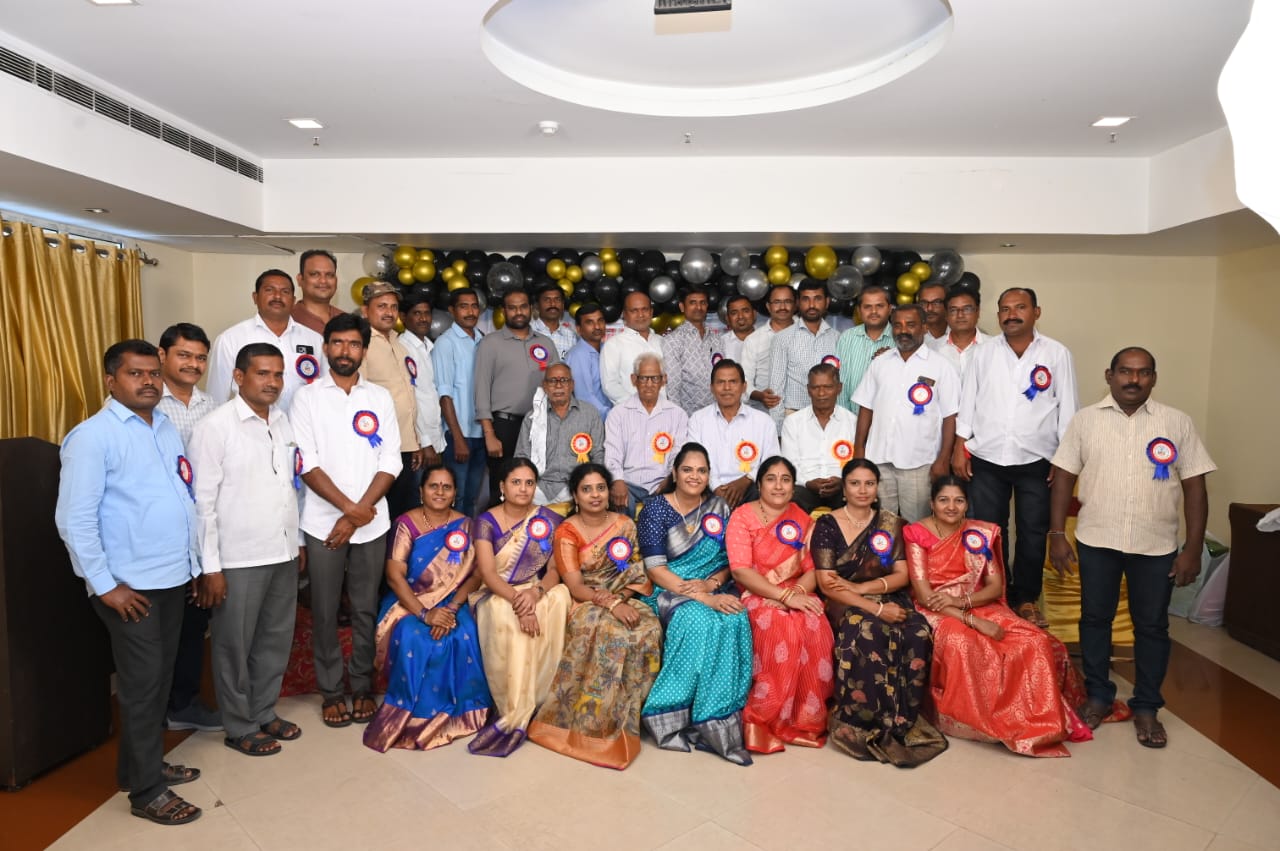 చిన్ననాటి స్మృతులను పంచుకున్న పూర్వ విద్యార్థులు