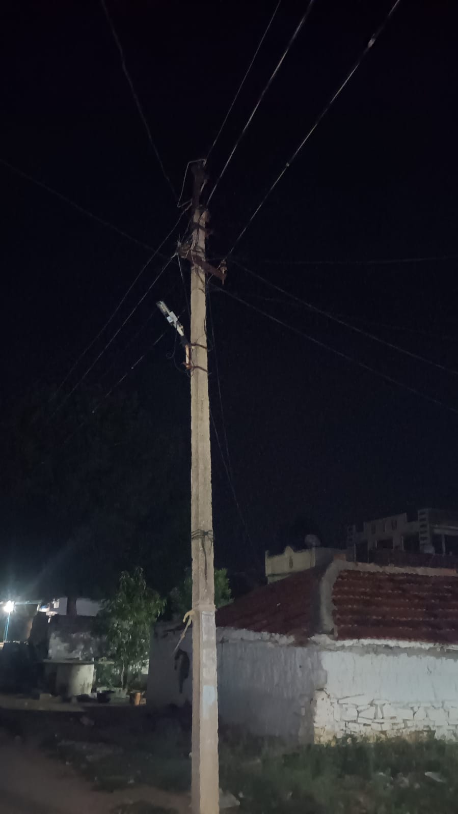 స్ట్రీట్ లైట్ రాక మూడు రోజుల నుంచి ఇబ్బంది పడుతున్న