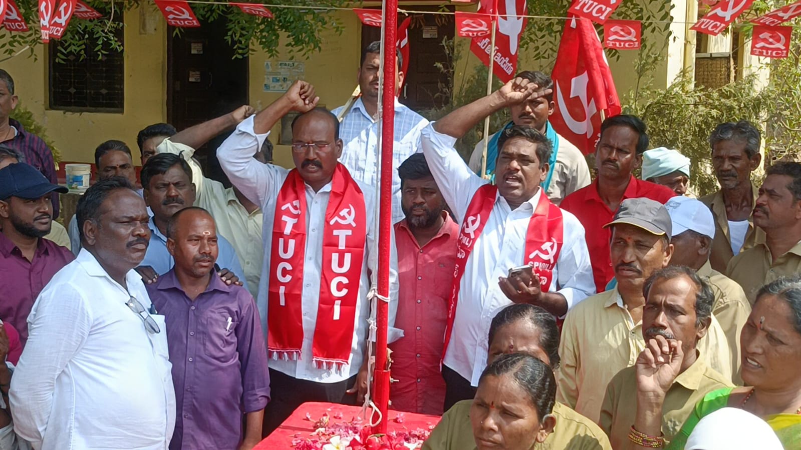 మే డే స్ఫూర్తితోకార్మిక వ్యతిరేక విధానాలను త్రిప్పికొట్టండి..!