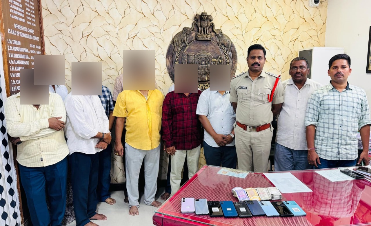 పేకాటలు, కోడి పందాలు నిర్వహిస్తే కఠిన చర్యలు తప్పవు