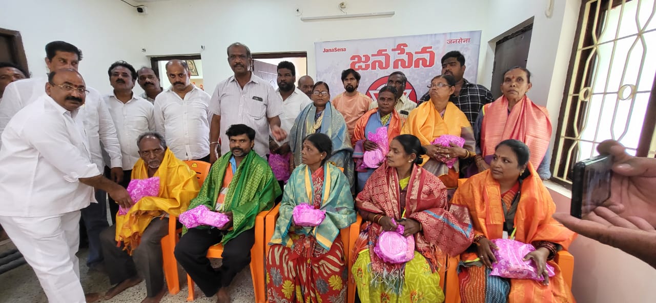 మే డే సందర్భంగా జిహెచ్ఎంసి కార్మికులను సన్మానించిన జనసేన నాయకుడు ప్రేమ్ కుమార్.