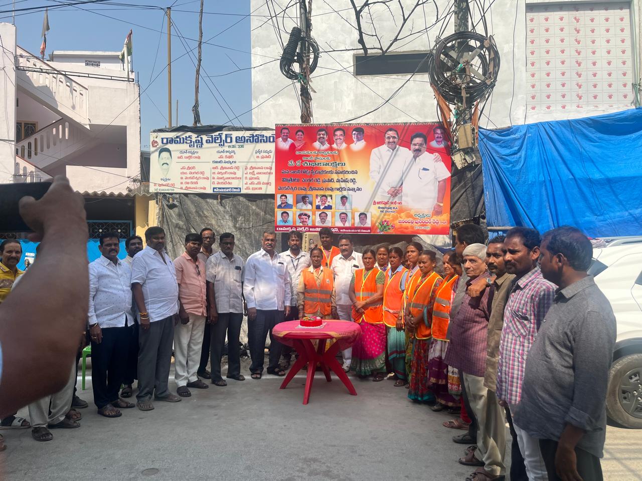 మే డే సందర్భంగా జిహెచ్ఎంసి కార్మికులను సన్మానించిన వివేకానంద నగర్ కాలనీ రామకృష్ణ వెల్పర్ అసోసియేషన్.