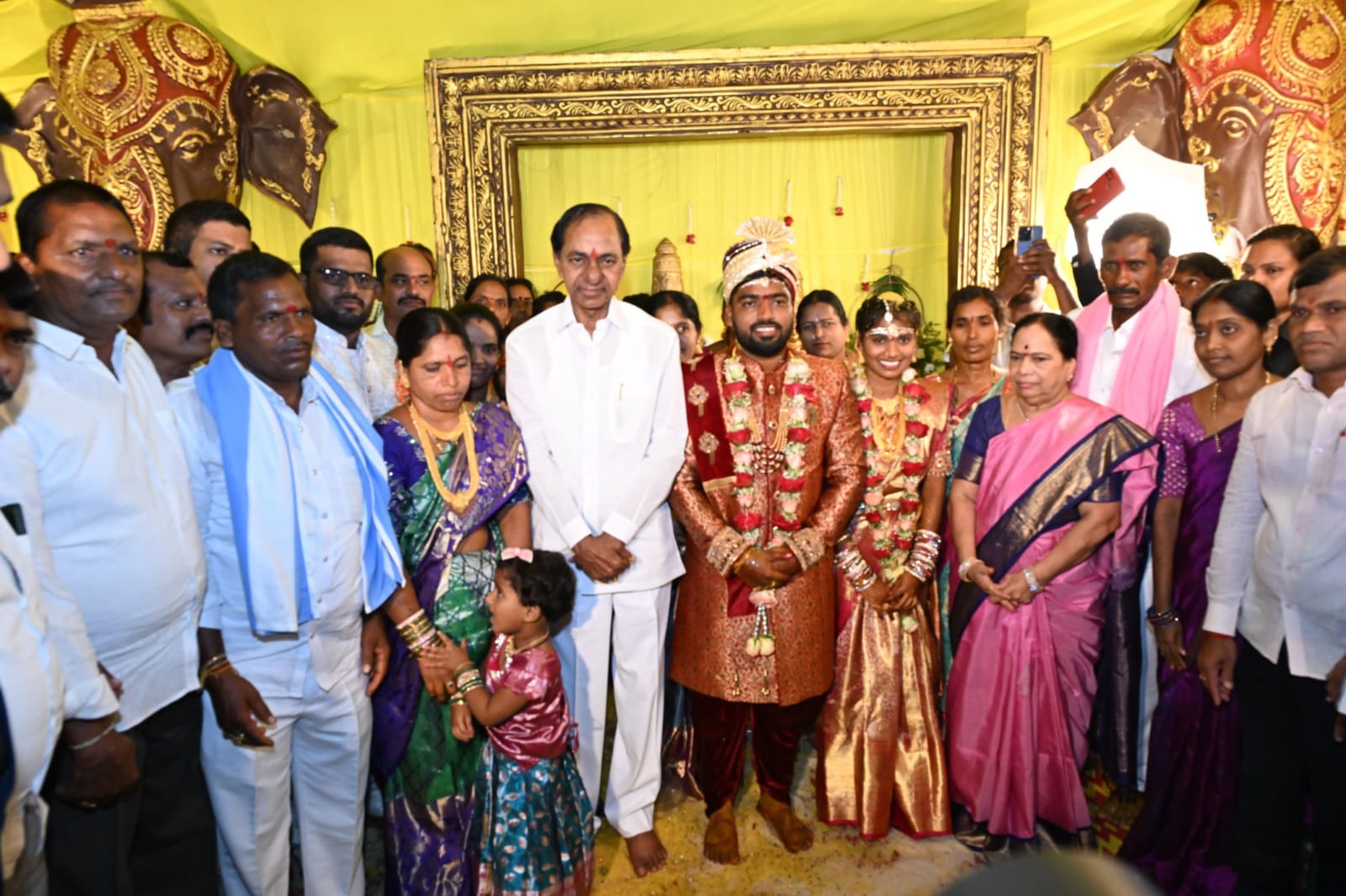 బీఆర్ఎస్ కార్యకర్త కుమారుడి వివాహానికి హాజరైన కేసీఆర్ దంపతులు