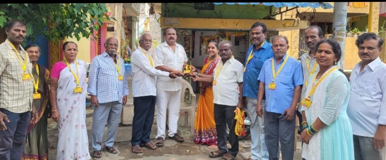 84వ వార్డులో సభ్యత్వ నమోదు కార్డులు పంపిణీ మాదంశెట్టి నేలబాబు