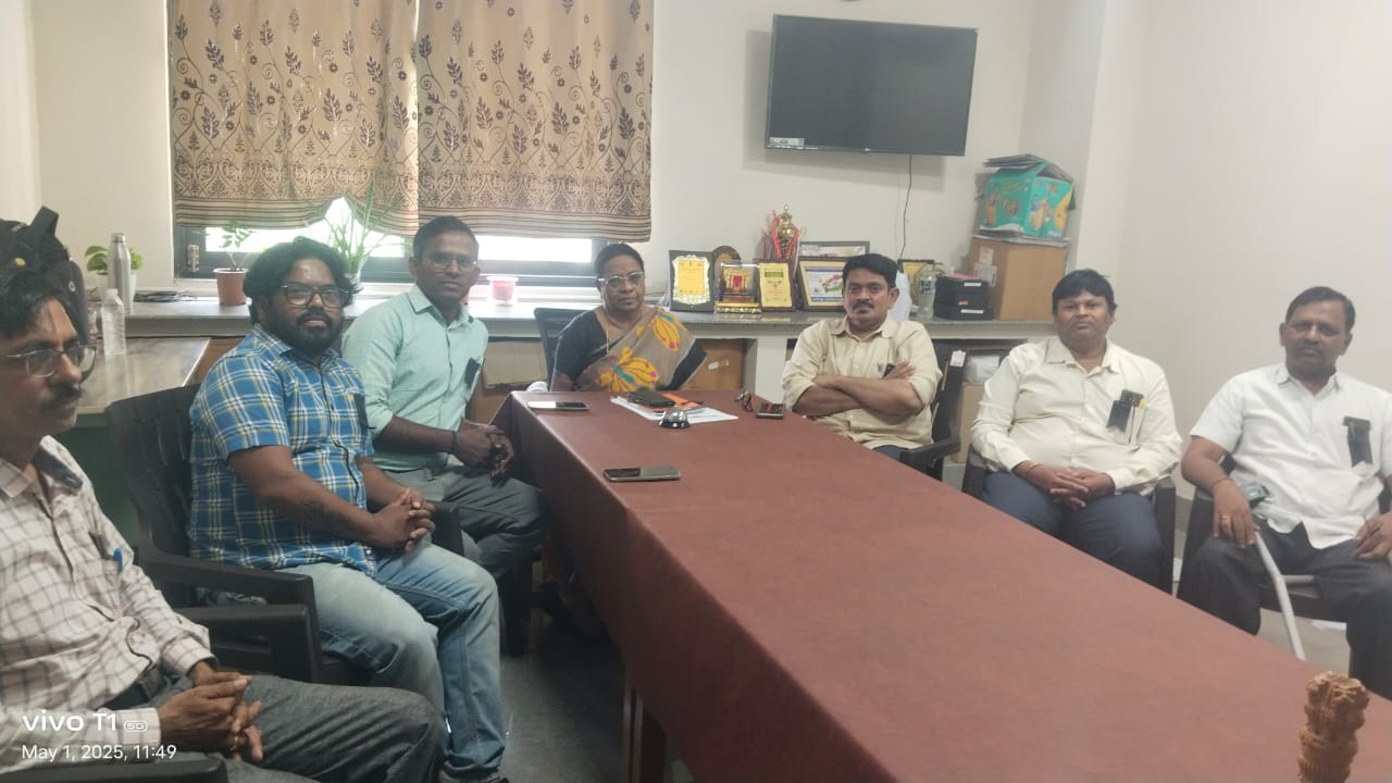 జిల్లా వైద్య ఆరోగ్యశాఖ అధికారిని కలిసి సంఘీభావాన్ని తెలియచేసిన – ఆసుపత్రి సూపరిండెంట్ డాక్టర్ శ్రీధర్