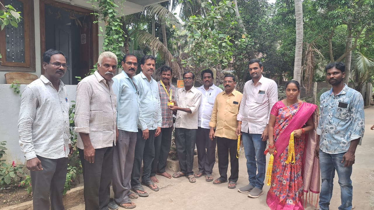 కొమనపల్లిలో టిడిపి సభ్యత్వ కార్డులు పంపిణీ:-