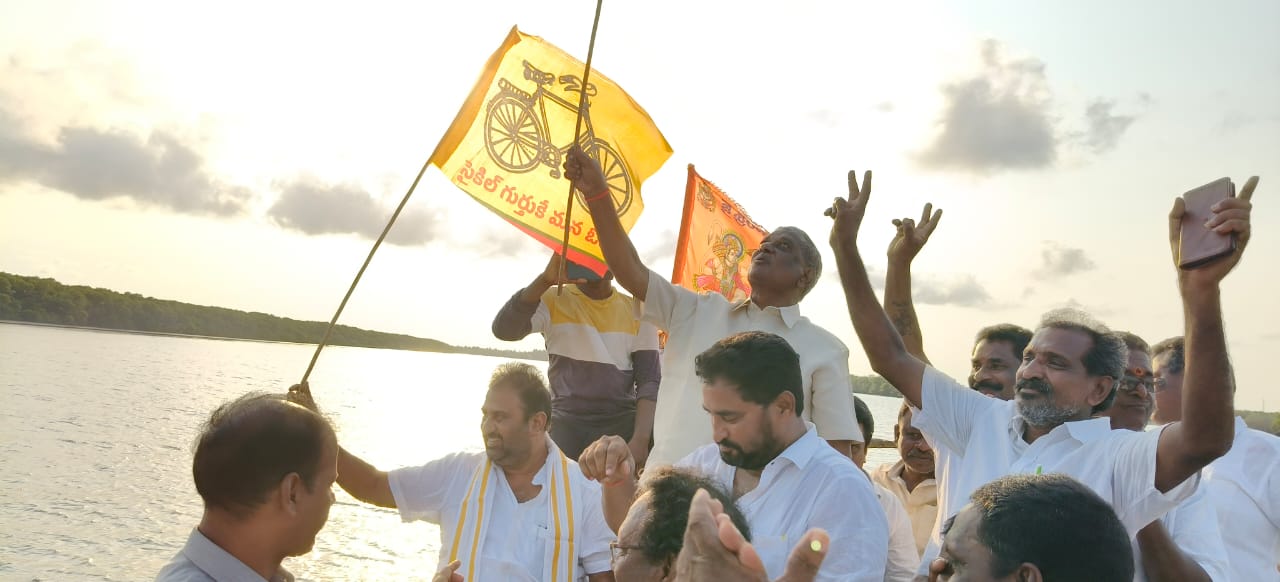 బలుసు తిప్ప సుమారు 100 మెకనైజడ్ బోట్లతో ర్యాలీ లో పాల్గొన్న దాట్ల