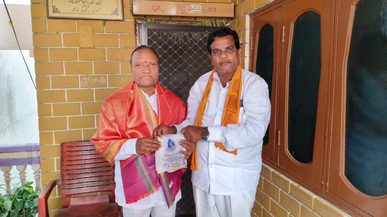 తాజా మాజీ మున్సిపల్ చైర్మన్ రాజమౌళిని కలిసిన వంగపల్లి అంజయ్య స్వామి