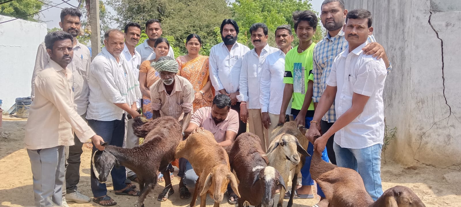 మరణించిన కౌలు రైతు కుటుంబానికి రూరల్ డెవలప్మెంట్ సర్వీస్ సొసైటీ అండ