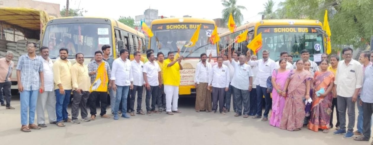 అమరావతి బహిరంగ సభకు బయలుదేరు బస్సులకు జెండా ఊపి ప్రారంభిస్తున్న -నాగ జగదీష్