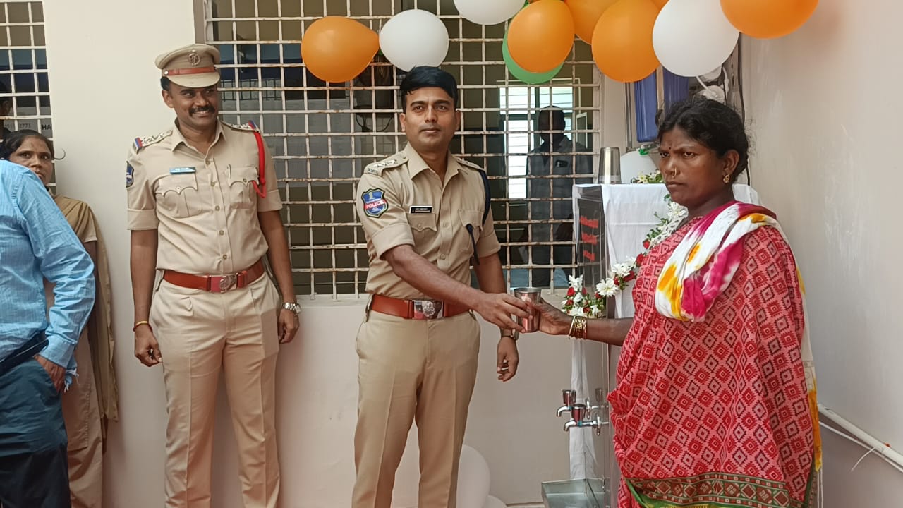 ఆర్వో వాటర్ ఫిల్టర్ ఫ్రిడ్జ్ కేంద్రాన్ని ప్రారంభించిన ఆసిఫాబాద్ డివిజన్ ఎఎస్పీ చిత్తరంజన్