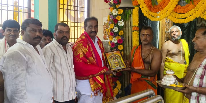 ఈశాన్య ప్రసన్నాంజనేయ స్వామీదర్శించుకున్నారు. మర్రి రాజశేఖర్.