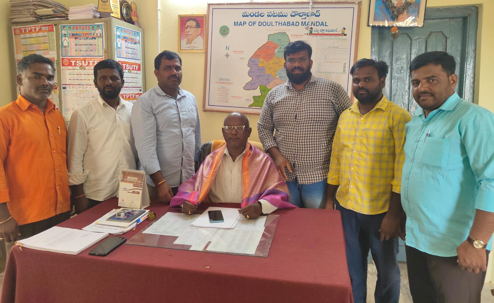 మండల విద్యాధికారికి ఘన సన్మానం :