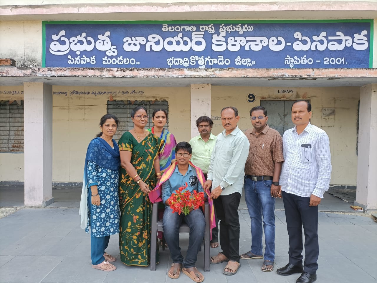ప్రతిభకు పట్టాభిషేకంలింగంపల్లి వర్షిత్ ను సన్మానిస్తున్న ప్రిన్సిపల్