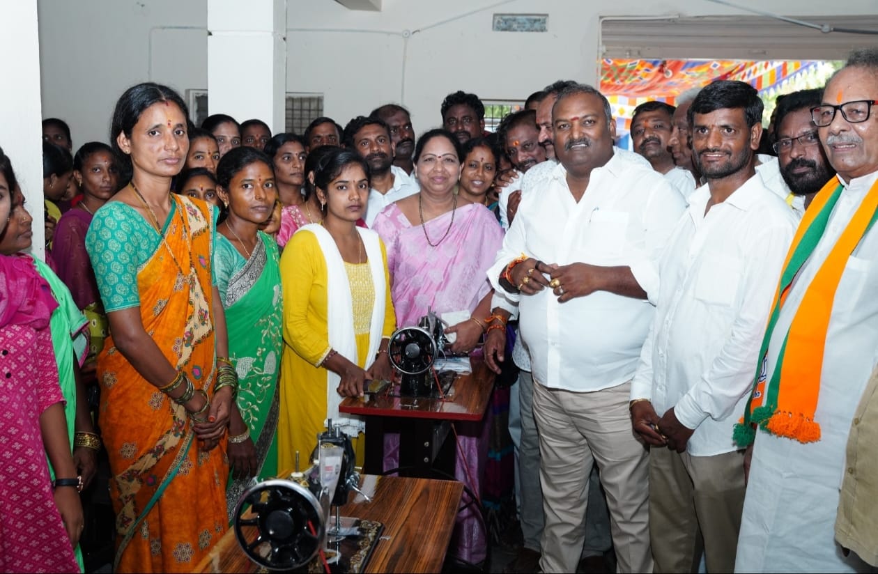 ఉచిత కుట్టు మిషన్ శిక్షణా కేంద్రాన్ని ప్రారంభిస్తున్న ఎమ్మెల్యే-సుందరపు