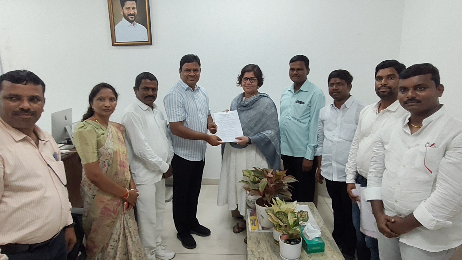 ఆస్తి పన్ను100%, 5% రిబేట్ లలో మొదటి స్థానం 3 కోట్ల నిధుల ప్రొసీడింగ్ పత్రం అందజేత