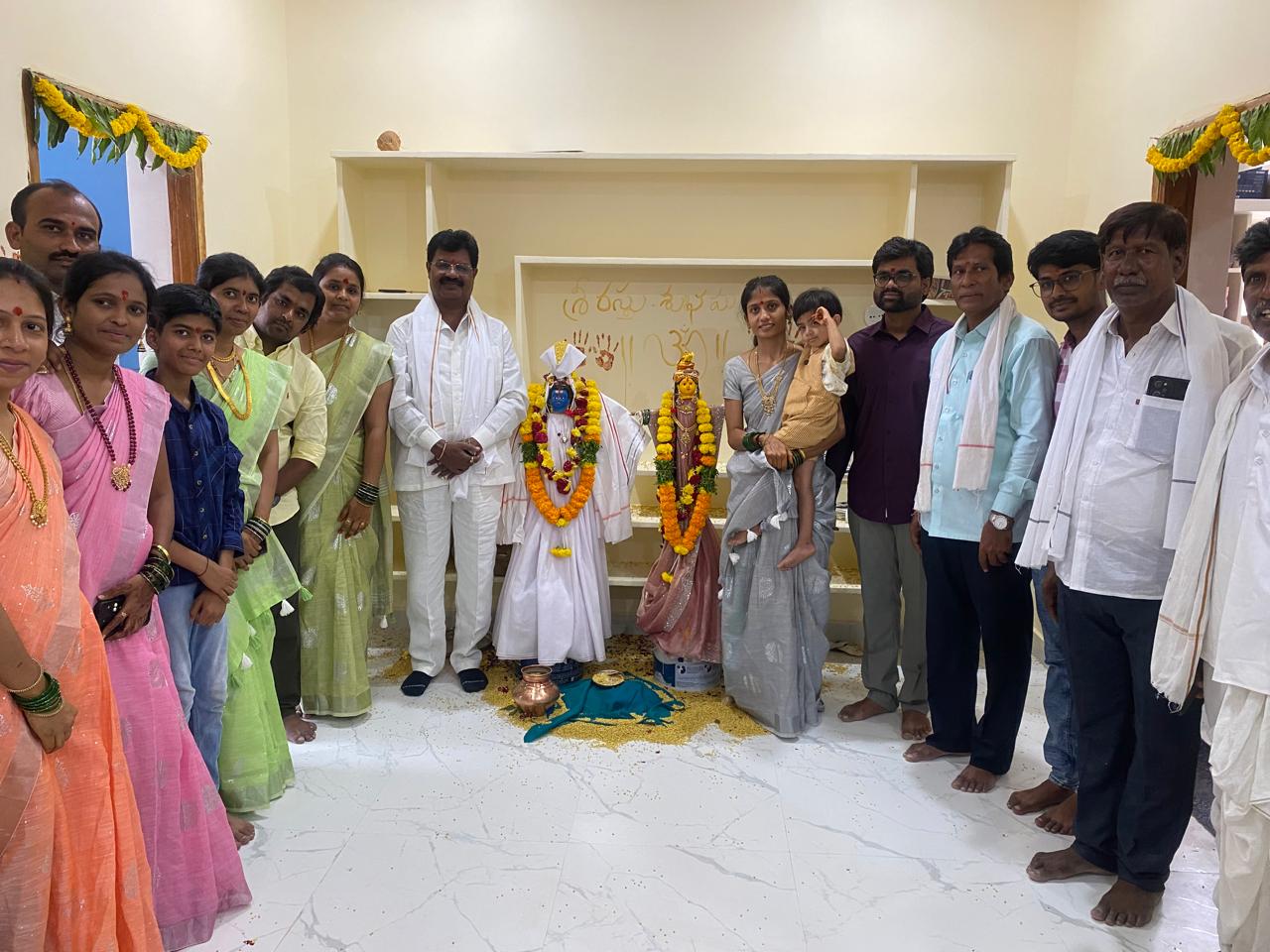 రాజుల గ్రామంలో నూతన గృహ ప్రవేశానికి హాజరైన మాజీ ఎమ్మెల్యే….