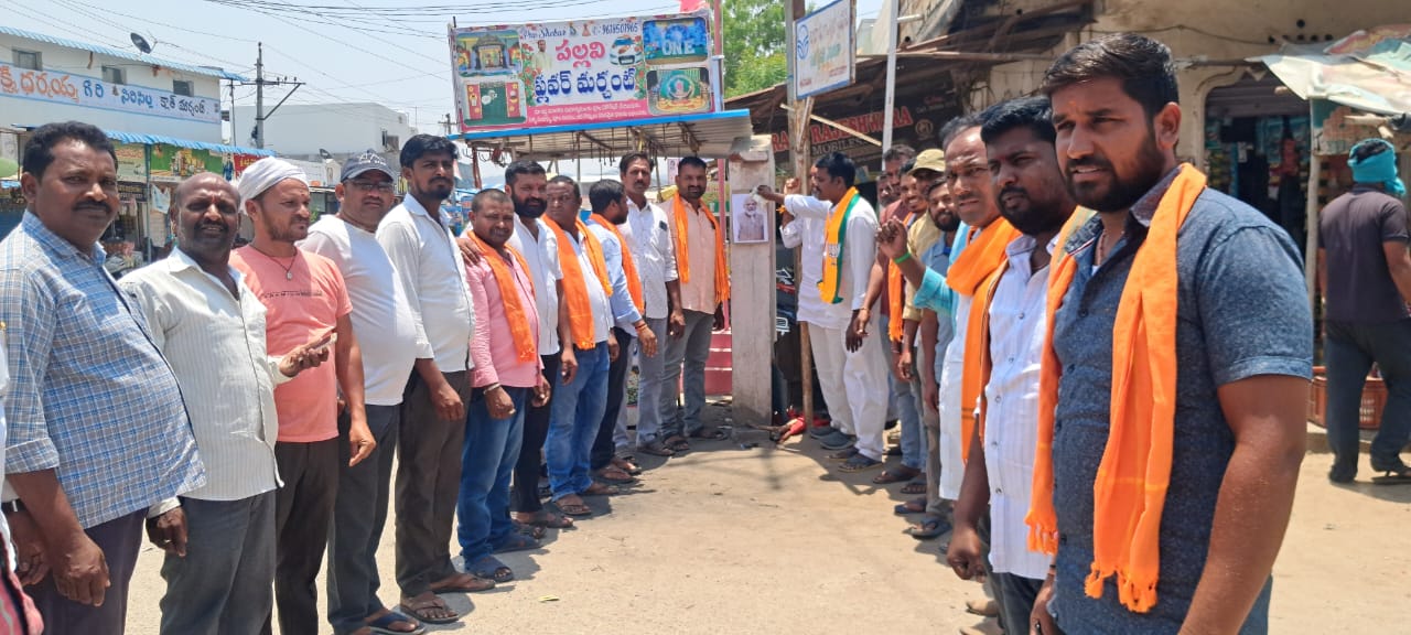 సిరికొండలో ప్రధానమంత్రి నరేంద్ర మోడీ చిత్ర పటానికి పాలాభిషేకం..!