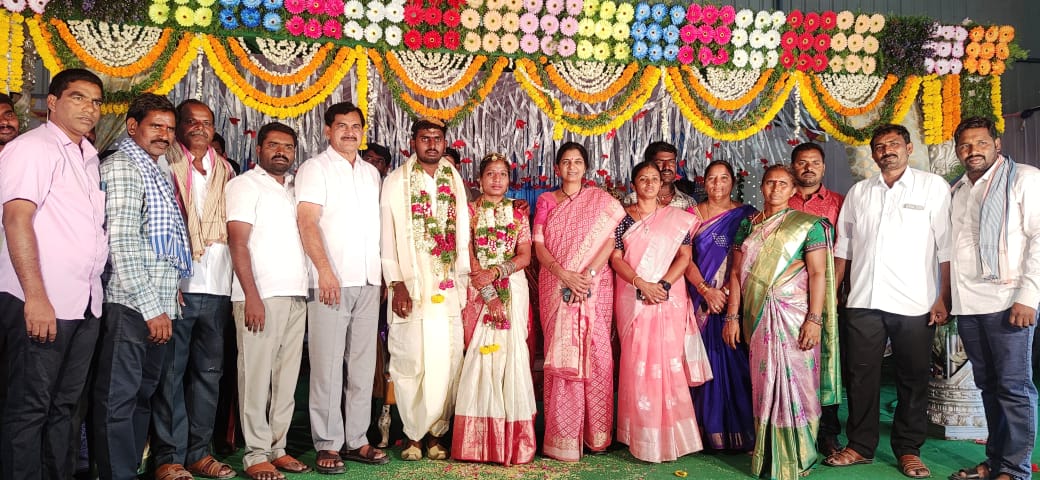 నూతన వధూవరులను ఆశీర్వదించిన సీపీఎం రాష్ట్ర కార్యదర్శి వర్గ సభ్యురాలు మల్లు లక్ష్మి