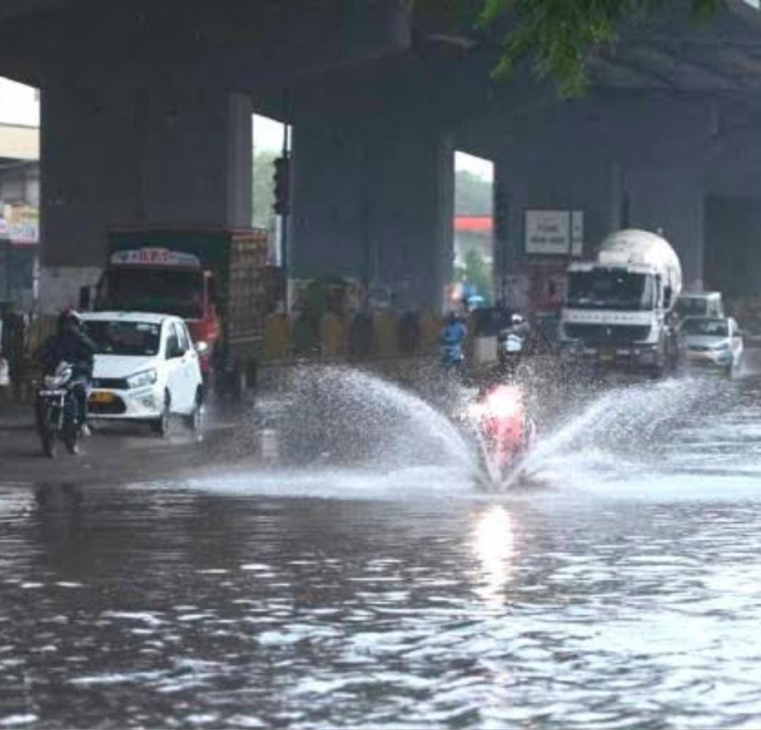 హైదరాబాద్ లో ఈదురు గాలులతో భారీ వర్షం