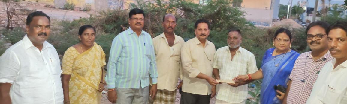 చిన్ననాటి స్నేహితునికి ఆర్థిక సహాయం,