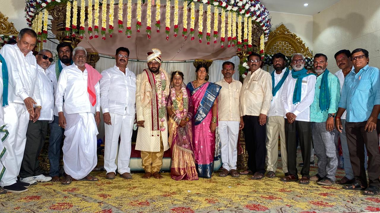 వివాహ వేడుకల్లో పాల్గొన్న మాజీ ఎమ్మెల్యే….