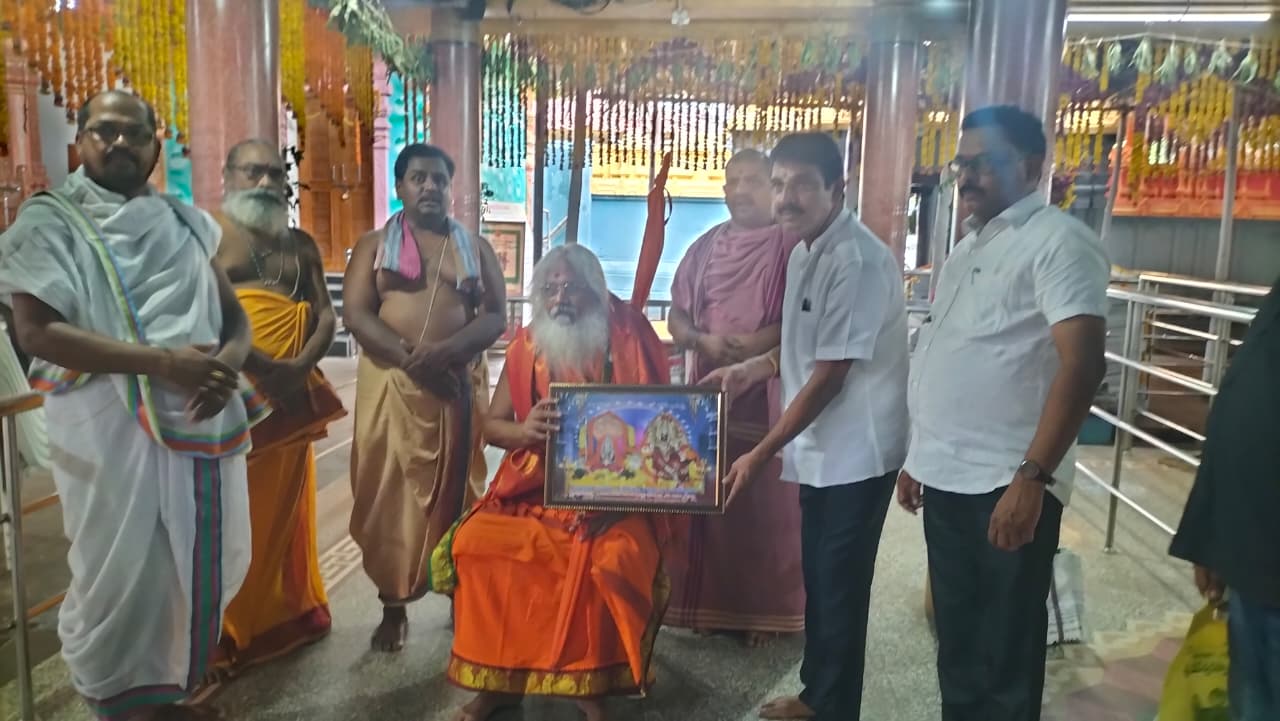 వీరేశ్వర స్వామిని దర్శించుకున్న కమలానంద భారతి స్వామీజీ.