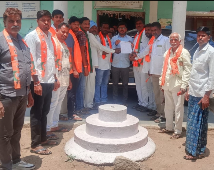 ఎమ్మార్వో కి వినతి పత్రం సమర్పించిన బిజెపి నాయకులు.