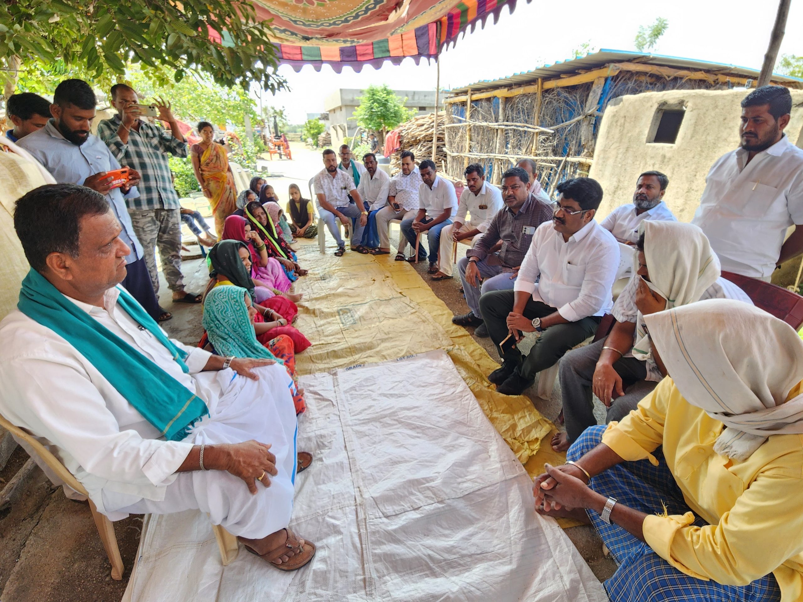 బిఆర్ఎస్ కుటుంబ సభ్యుడిని ఓదార్చిన బాజిరెడ్డి జగన్..!