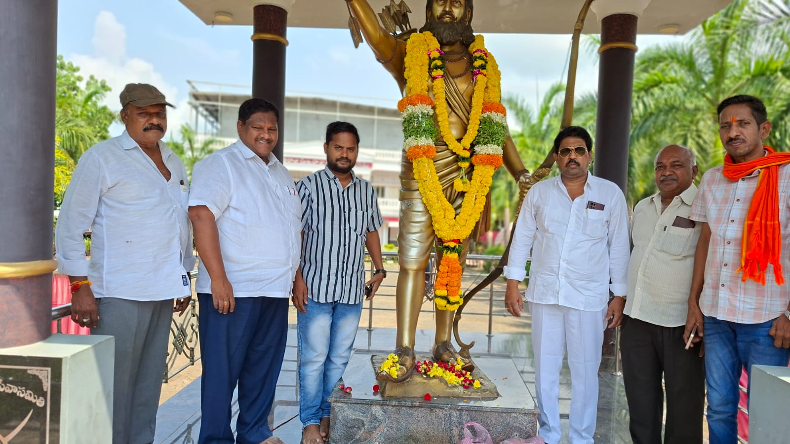 అల్లూరి సీతారామరాజు వర్ధంతి సందర్భంగా , పూల అలంకరణ చేసిన మాజీ మున్సిపల్ చైర్మన్ చిక్కాల గణేష్