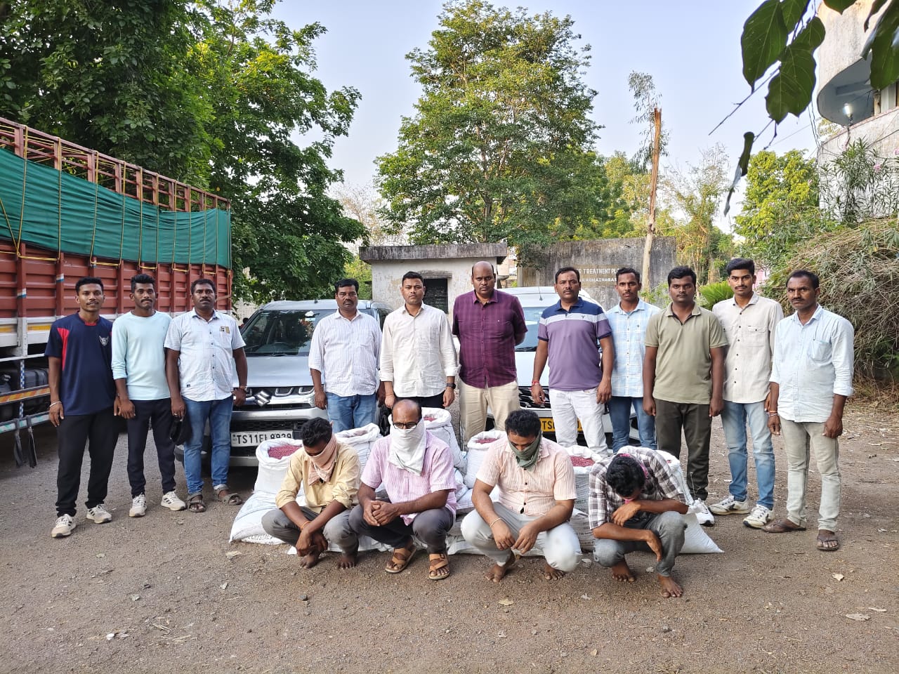 పెంచికల్పేట్ మండలం లో నాలుగు క్వింటాళ్ల నకిలీ పత్తి విత్తనాలు పట్టివేత