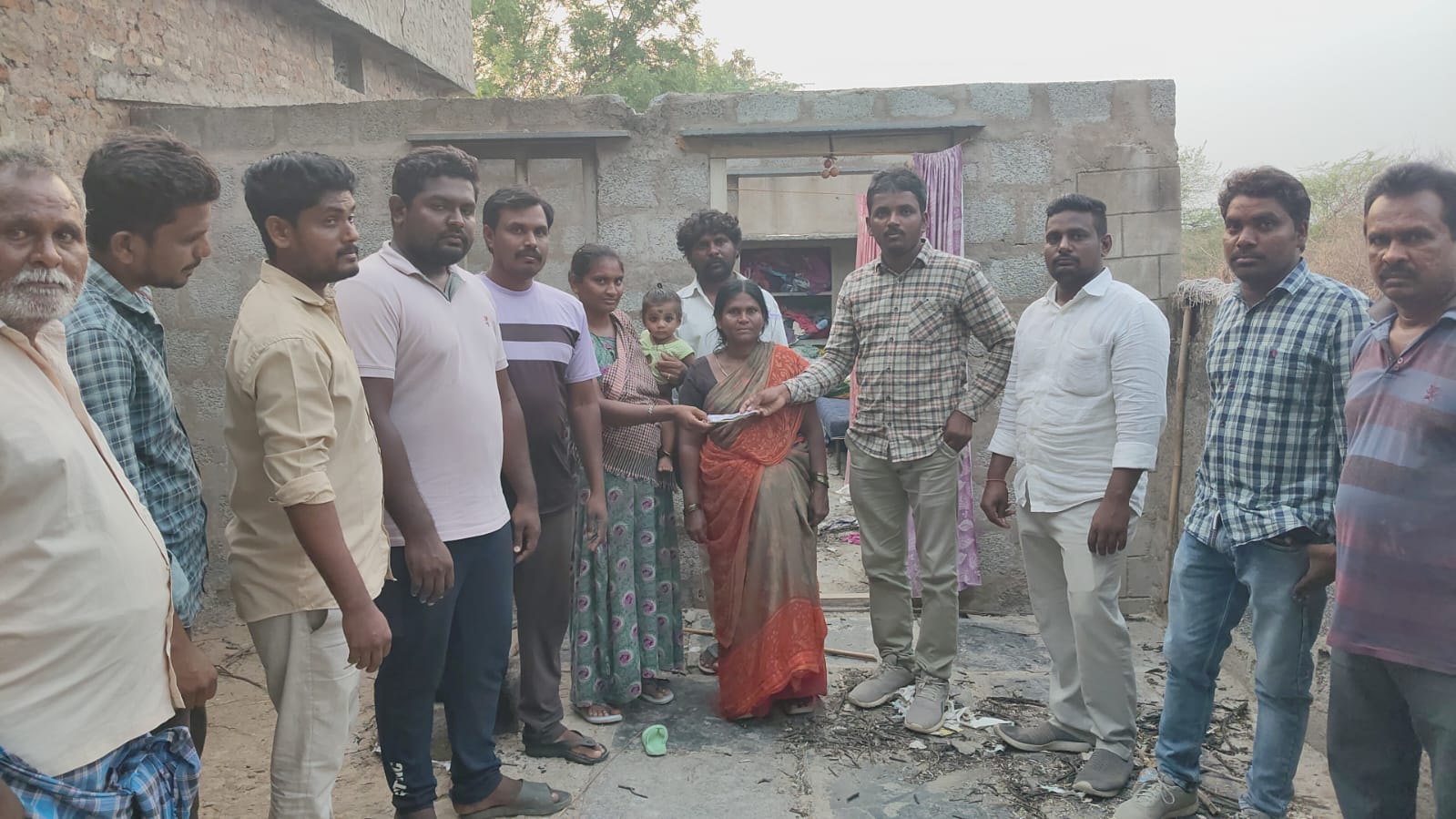 ఆర్ధిక చేయూత అందించిన వెలుగు కాశీరావు