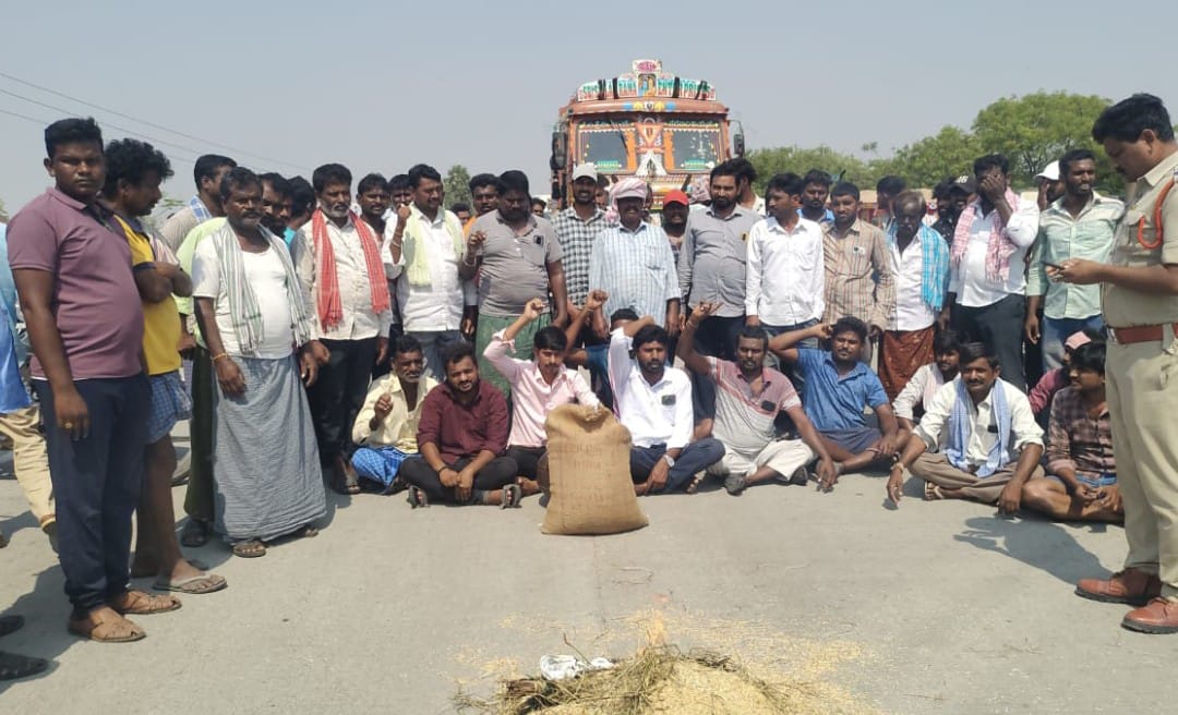 ఒడ్లు కొనుగోలు వేగవంతం చేయాలని రైతుల ఆందోళన